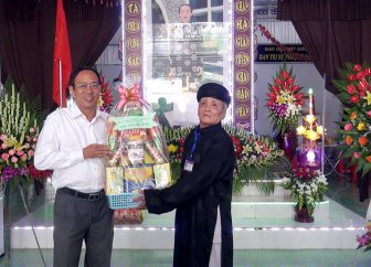 Lãnh đạo TX. Tân Châu thăm và tặng quà Ban Trị sự Phật giáo Hòa Hảo ở địa phương
