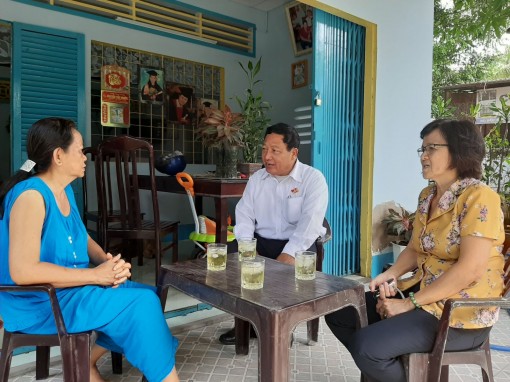 Tận tụy lo việc của dân