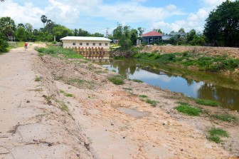 Xử lý theo quy định việc khai thác đất trái phép tại kênh Tà Mốc