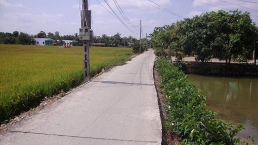 Long An tiếp nhận 2.000 tấn xi măng làm đường giao thông nông thôn