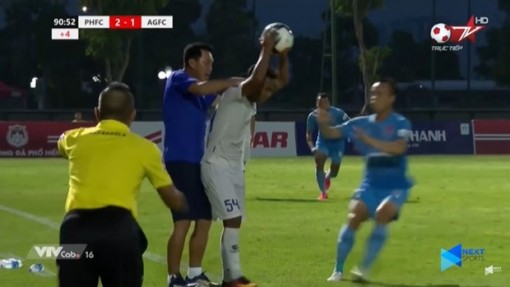 Bóp cổ cầu thủ An Giang, HLV Phố Hiến bị cấm chỉ đạo 2 trận