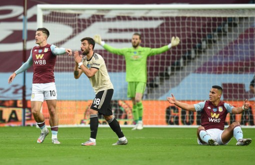 Trọng tài "tặng" phạt đền, Man United lập kỷ lục Ngoại hạng Anh