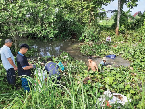 “Vớt rác trả lại môi trường xanh sạch cho các dòng sông”