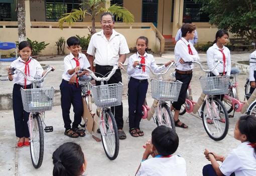 Người có uy tín với phong trào khuyến học