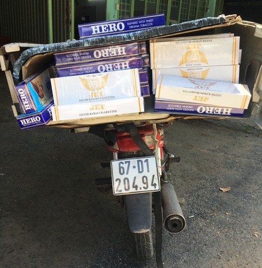 Chở thuốc lá lậu ngụy trang gặp Cảnh sát Giao thông quăng xe bỏ chạy