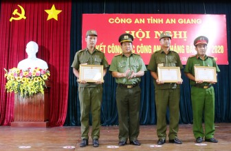 Khen thưởng 3 công an xã dũng cảm cứu người trong vụ cháy ở huyện Châu Phú