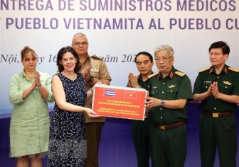 Bộ Quốc phòng trao tặng vật tư y tế hỗ trợ Cuba phòng, chống COVID-19