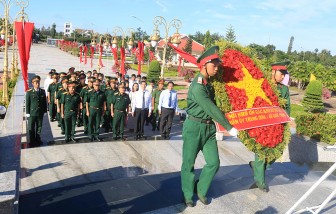 Đoàn công tác Quân ủy Trung ương dâng hương tại nghĩa trang liệt sĩ và tặng quà gia đình chính sách