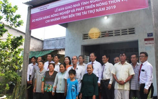 Bến Tre bàn giao 40 căn nhà tình nghĩa, tình thương