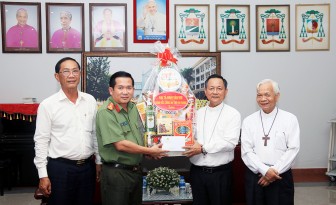 Giám đốc Công an tỉnh An Giang thăm, tặng quà các tôn giáo trên địa bàn tỉnh