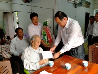 Chủ tịch UBND tỉnh An Giang Nguyễn Thanh Bình thăm gia đình chính sách tiêu biểu thị xã Tân Châu