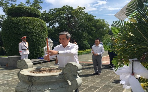 Đồng chí Nguyễn Văn Bình làm việc tại Bến Tre