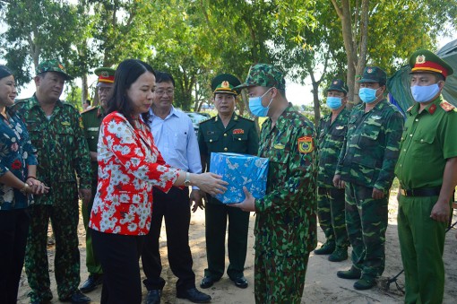 Bí thư Tỉnh ủy An Giang Võ Thị Ánh Xuân thăm các Tổ công tác phòng, chống dịch COVID-19 trên tuyến biên giới