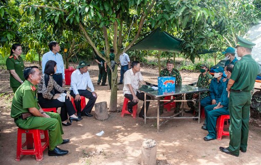 Phó Bí thư Thường trực Tỉnh ủy An Giang Võ Anh Kiệt thăm, tặng quà Đồn Biên phòng Nhơn Hội, gia đình chính sách và các chốt biên phòng