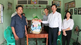 Phó Chủ tịch UBND tỉnh An Giang Lê Văn Phước thăm gia đình chính sách huyện Tri Tôn