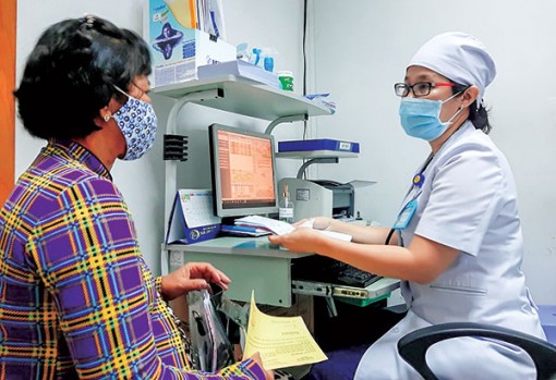 Nữ bác sĩ tận tâm với nghề