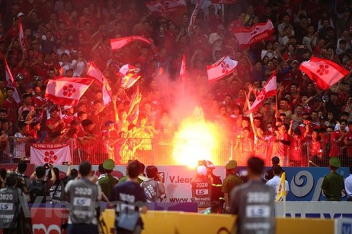 Hà Nội FC và Hải Phòng chịu cùng án phạt vì sự cố pháo sáng