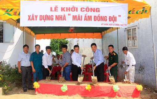 Bình Đức và Mỹ Khánh trao tặng 3 căn nhà “Mái ấm Đồng đội”