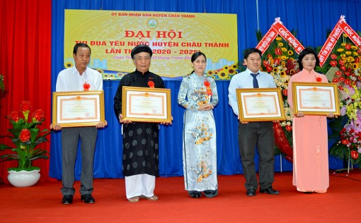 Châu Thành biểu dương, khen thưởng nhiều tập thể, cá nhân có nhiều đóng góp xây dựng quê hương