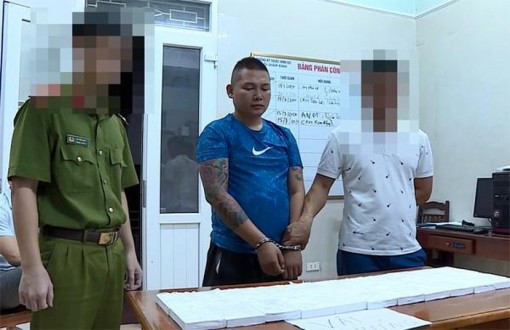 Khám xét khẩn cấp nhà đối tượng vận chuyển ma túy, phát hiện thêm 22 bánh heroin