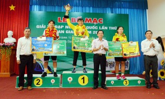 Tay đua Nguyễn Thị Thật đoạt "cú đúp" áo vàng và áo xanh Giải xe đạp nữ toàn quốc lần thứ XXI - An Giang 2020