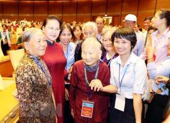 Chủ tịch Quốc hội gặp mặt 300 Bà mẹ Việt Nam anh hùng