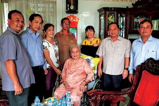 Lãnh đạo TP Cần Thơ thăm gia đình chính sách