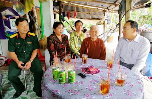 Bí thư Huyện ủy Tịnh Biên thăm, tặng quà các gia đình chính sách nhân kỷ niệm 27-7