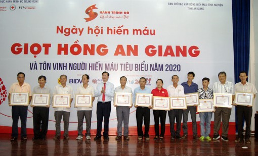 Ngày hội "Giọt hồng An Giang” thu hút 800 người tham gia hiến máu tình nguyện