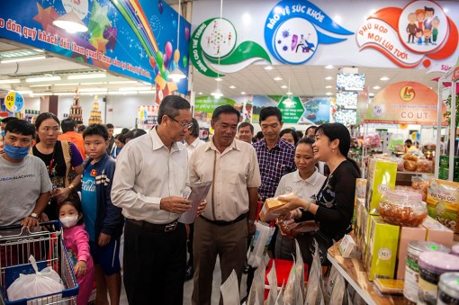 Khai mạc  “Ngày hội các sản phẩm tiêu biểu, nổi tiếng 4 tỉnh An Giang, Đồng Tháp, Long An và Tây Ninh”