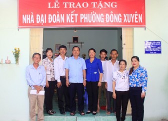 Trao nhà Đại đoàn kết cho hộ cận nghèo phường Đông Xuyên