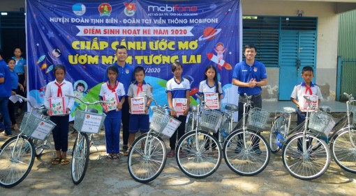 Tặng quà, xe đạp cho học sinh nghèo huyện Tịnh Biên