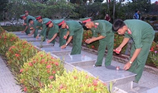 Tuổi trẻ Vĩnh Long thắp nến tri ân các anh hùng liệt sĩ