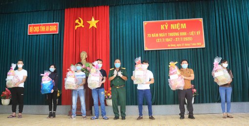 Tặng quà  thân nhân gia đình thương binh, bệnh binh, gia đình liệt sĩ trong khu cách ly tập trung