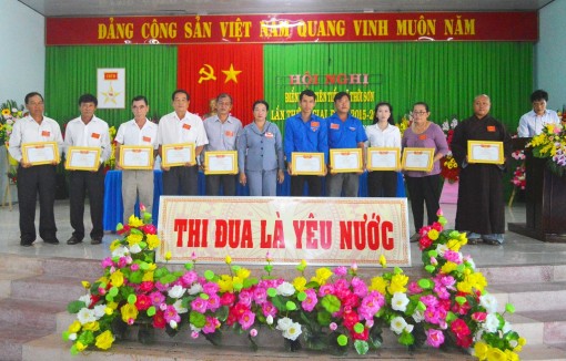 Thi đua yêu nước ở xã anh hùng