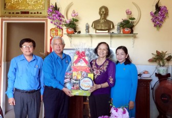 Liên đoàn Lao động tỉnh An Giang thăm, tặng quà cán bộ Công đoàn hưu trí