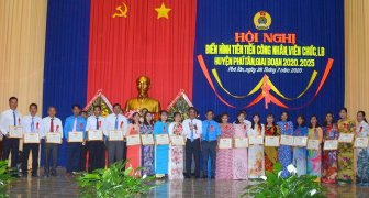 Hội nghị điển hình tiên tiến công nhân, viên chức, lao động huyện Phú Tân