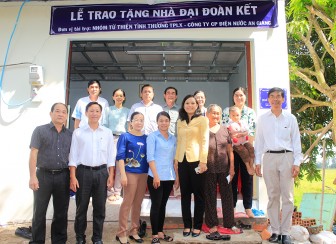 Trao nhà Đại đoàn kết cho hộ có hoàn cảnh khó khăn