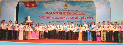 Họp mặt tuyên dương mô hình điển hình tiêu biểu