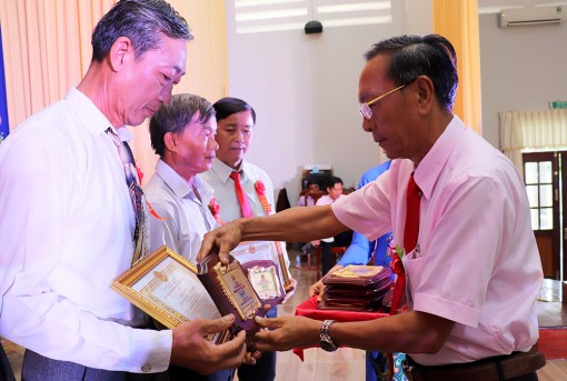Đại hội Thi đua yêu nước huyện Phú Tân lần VI