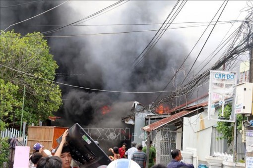 Kiên Giang: Cháy lớn trong khu dân cư, gần chục căn nhà bị thiêu rụi