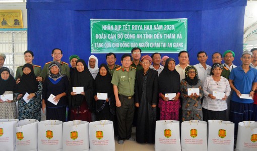 Thăm chúc Tết Roya Haji của đồng bào Chăm