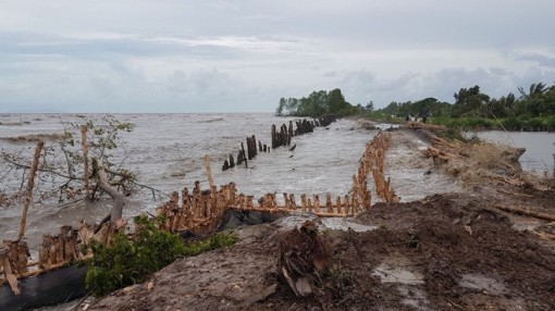 Mưa lớn gây sạt lở 2 đoạn đê quốc phòng tại Kiên Giang