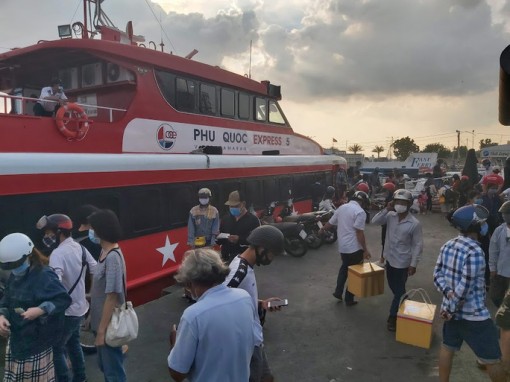 Ảnh hưởng mưa bão, tàu cao tốc ra vào Phú Quốc tạm ngưng hoạt động