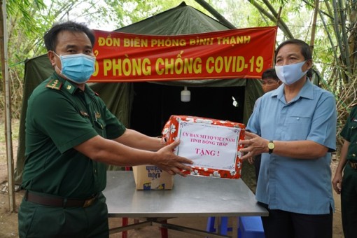 Đồng Tháp: Thăm và tặng quà các lực lượng phòng, chống dịch Covid -19 khu vực biên giới