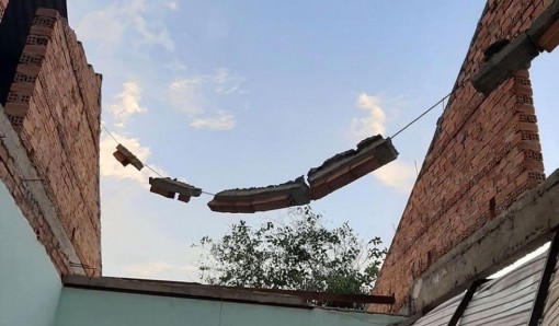 Mưa to kèm theo dông lốc làm 3 nhà bị sập, 3 nhà bị tốc mái tại Hậu Giang