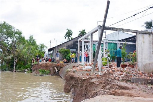 Sóc Trăng: Sạt lở bờ sông trong đêm tối, nhiều hộ dân phải sơ tán