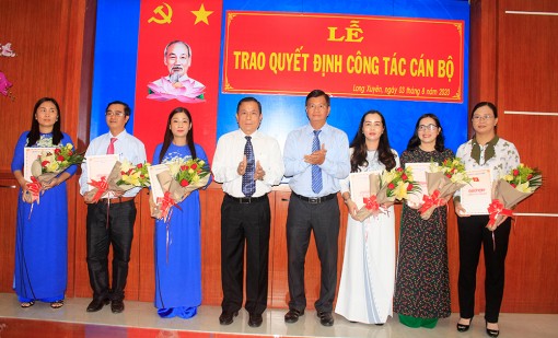 TP. Long Xuyên: Trao quyết định công tác cán bộ
