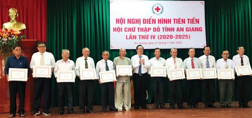 Hết lòng chăm lo người nghèo