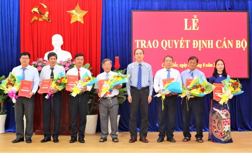 Thành ủy Châu Đốc trao quyết định cán bộ